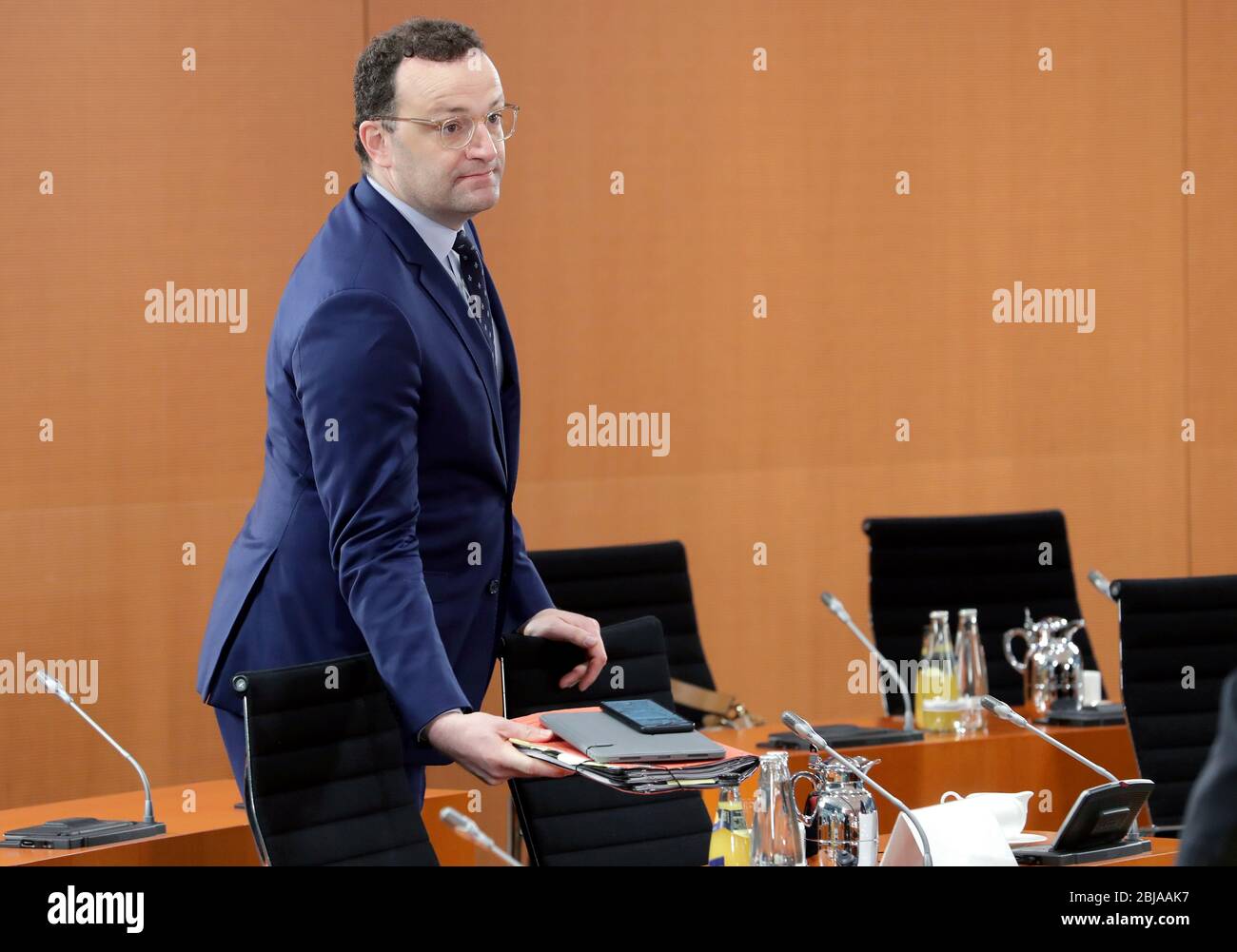 Berlin, Deutschland. April 2020. Bundesgesundheitsminister Jens Spahn (CDU) kommt zur Kabinettssitzung im Kanzleramt. Das Bundeskabinett will heute weitere Hilfsmaßnahmen einleiten, um die Folgen der Koronaepidemie abzumildern. Quelle: Michael Sohn/AP Pool /dpa/Alamy Live News Stockfoto