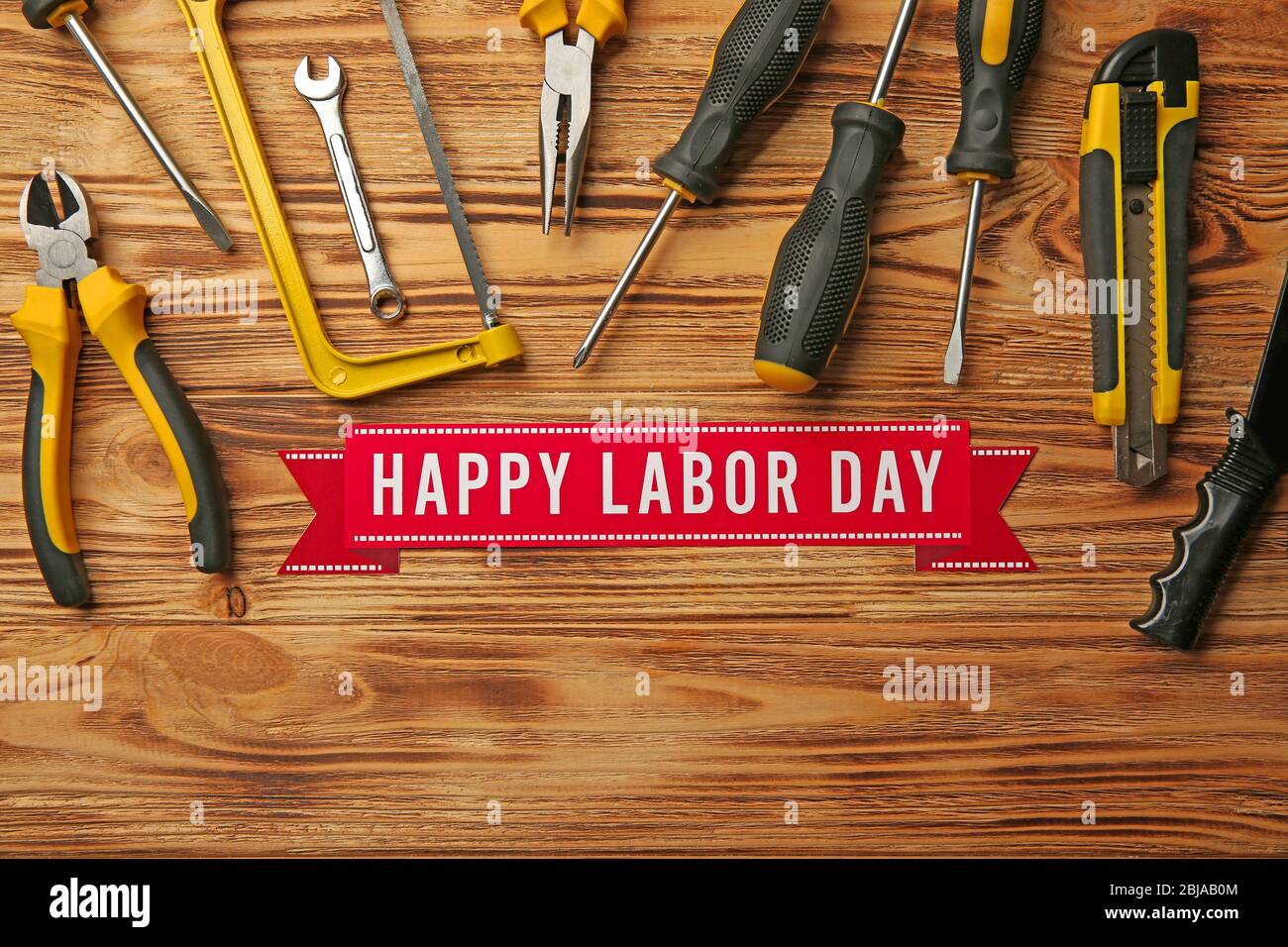 Happy Labor Day Feiertag und Werkzeuge auf Holzhintergrund gesetzt Stockfoto