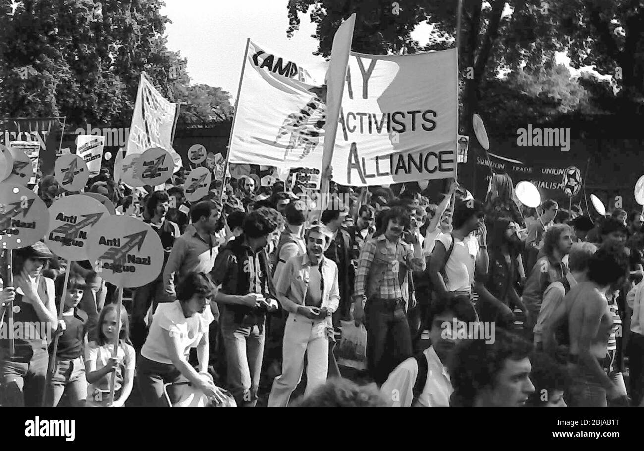 Anti Nazi League march London, England, Großbritannien, im September 1978, enthält ein Banner der Gay Aktivisten Alliance Stockfoto