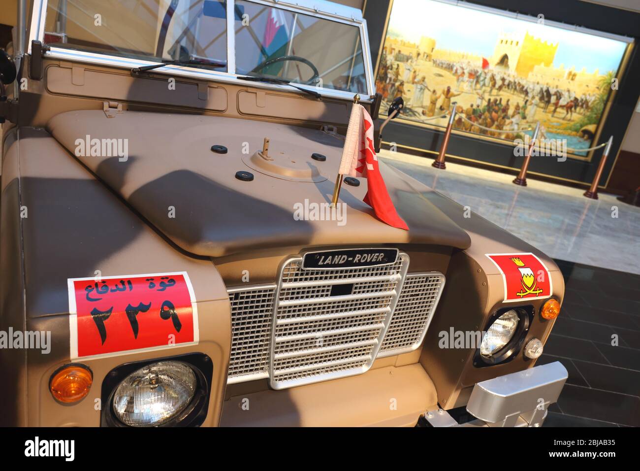 Eingangshalle zum Militärmuseum mit einem Mark 1 Land Rover im Vordergrund, East Riffaa, Königreich Bahrain Stockfoto