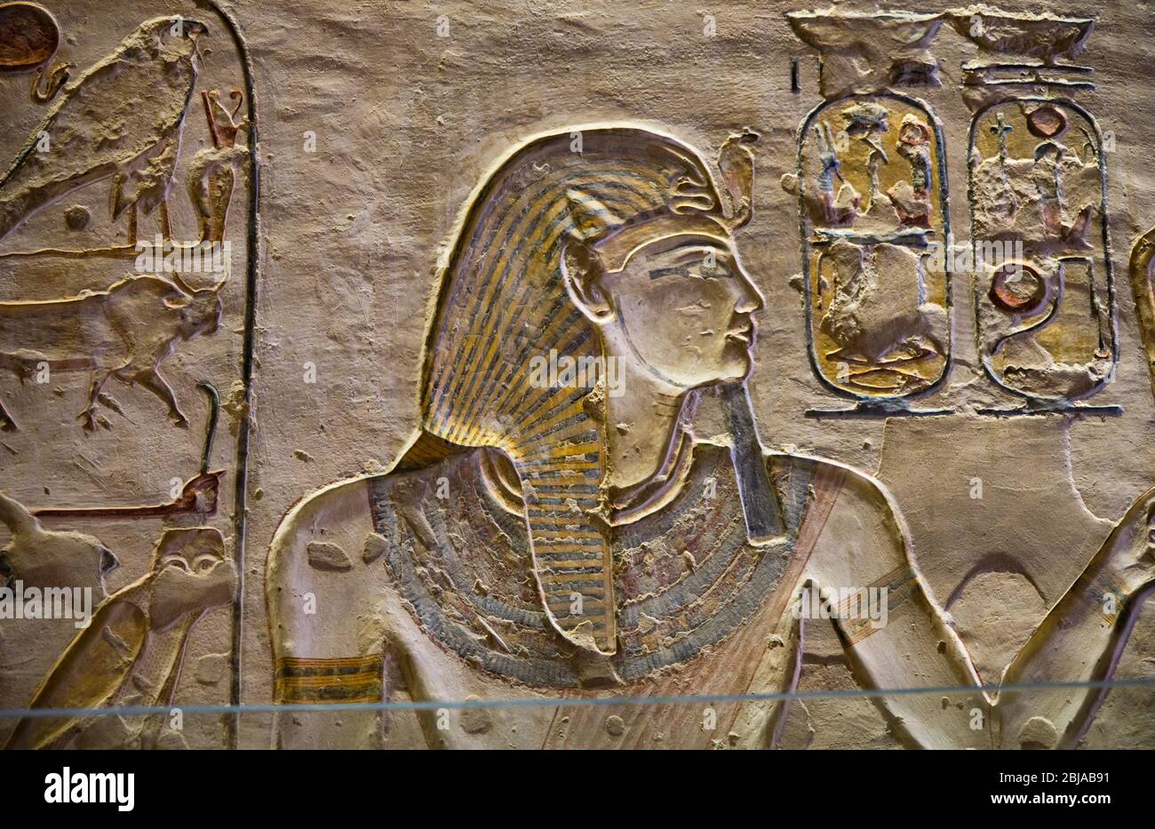Alte Gemälde und ägyptische Hieroglyphen am grab des pharao im Tal der Könige in Luxor, Ägypten Stockfoto
