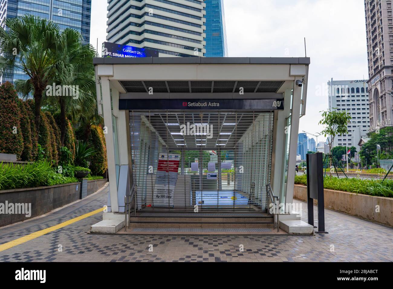 Ein geschlossener unterirdischer Eingang der MRT-U-Bahn in Zentral-Jakarta, Indonesien. Viele MRT-Eingänge sind geschlossen, um die Ausbreitung der COVID-19-Pandemie zu verringern. Stockfoto