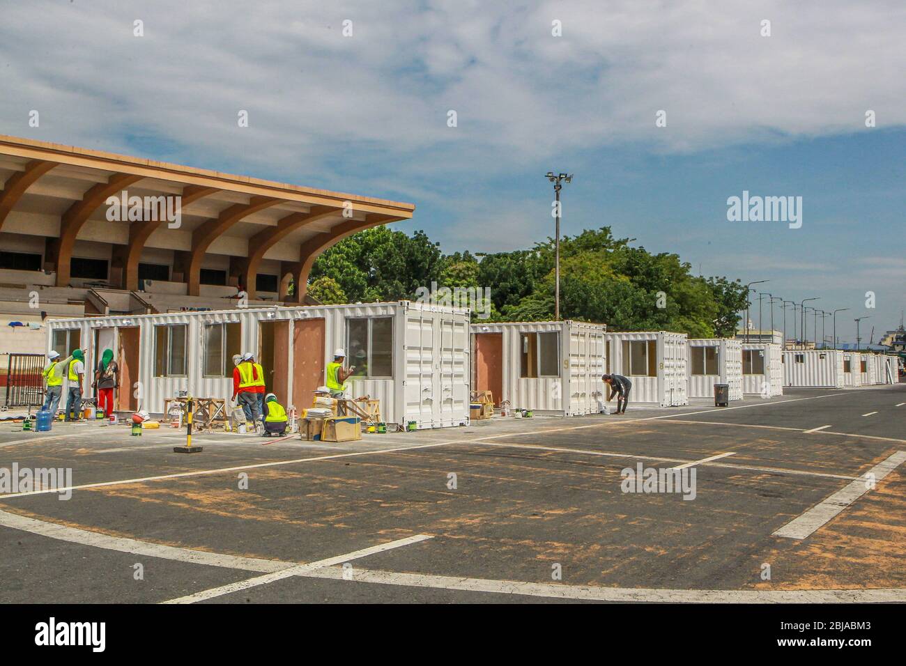 Manila, Philippinen. April 2020. Mitarbeiter des Ministeriums für Öffentliche Arbeiten und Autobahnen (DPWH) der Philippinen bereiten am 29. April 2020 Container vor, die in provisorische medizinische Einrichtungen in Manila, Philippinen, umgewandelt werden. Quelle: Rouelle Umali/Xinhua/Alamy Live News Stockfoto