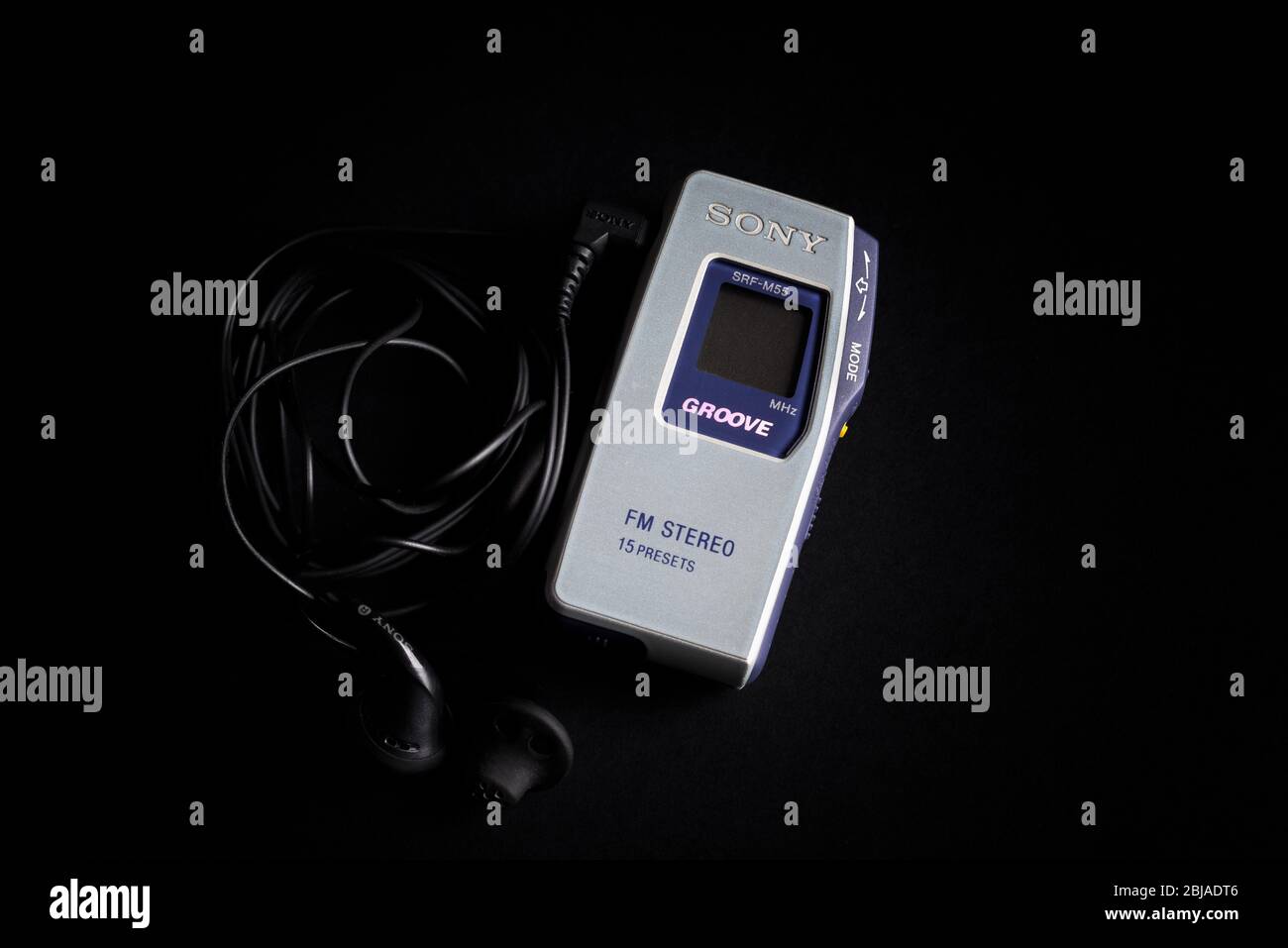 Sony SRF-M55 UKW-Stereo-walkman ® Radio mit Groove-Funktion. Vintage Taschenradio mit Kopfhörern. Stockfoto