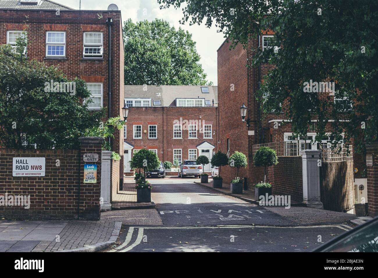 London/UK-30/7/18: Hall Gate private Straße, die zu den Wohnhäusern auf der Hall Road in St John's Wood führt, einem wohlhabenden Viertel, dem Fi Stockfoto