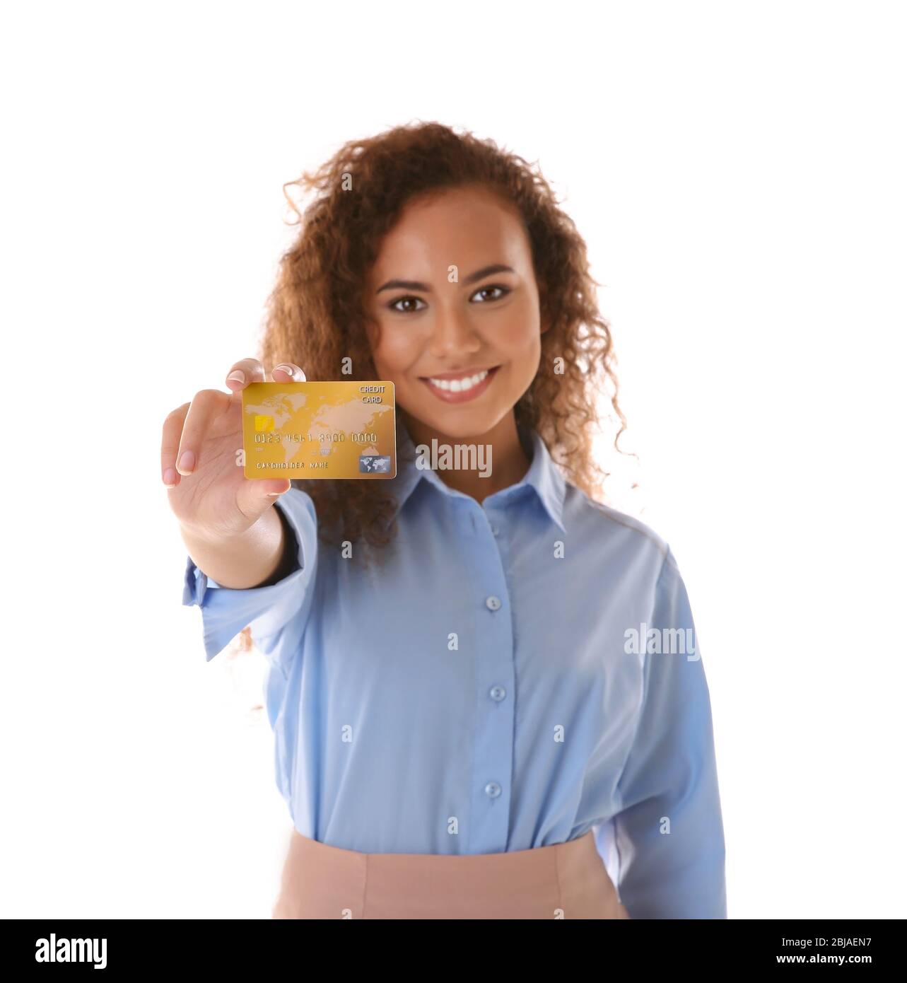Attraktive Frau mit Kreditkarte auf weißem Hintergrund Stockfoto