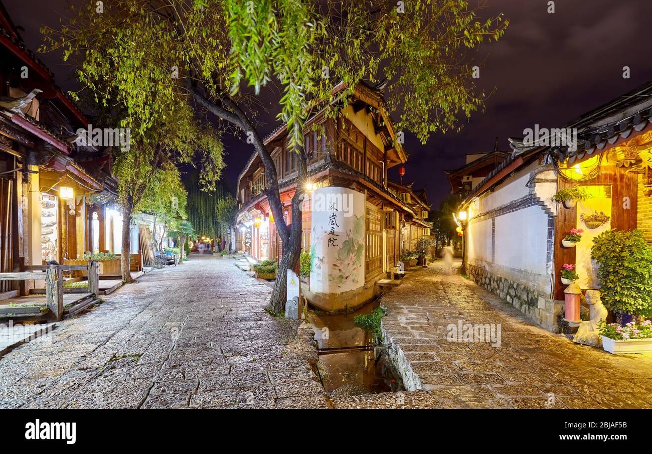 Lijiang, China - 27. September 2017: Altstadt von Lijiang bei Nacht. Im Dezember 1997 wurde es in die UNESCO-Liste des Weltkulturerbes aufgenommen. Stockfoto