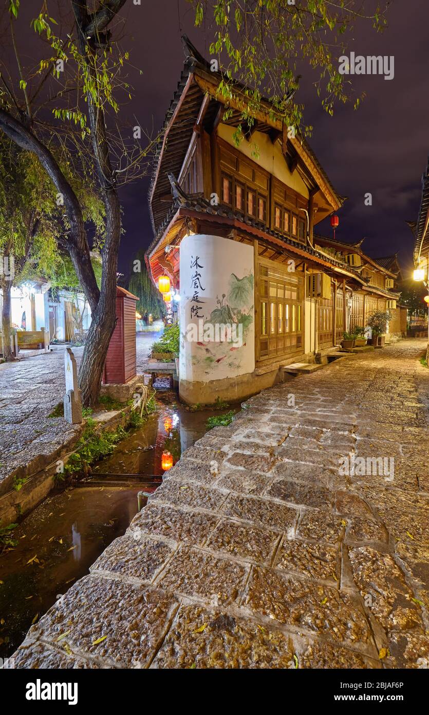 Lijiang, China - 27. September 2017: Altstadt von Lijiang bei Nacht. Im Dezember 1997 wurde es in die UNESCO-Liste des Weltkulturerbes aufgenommen. Stockfoto