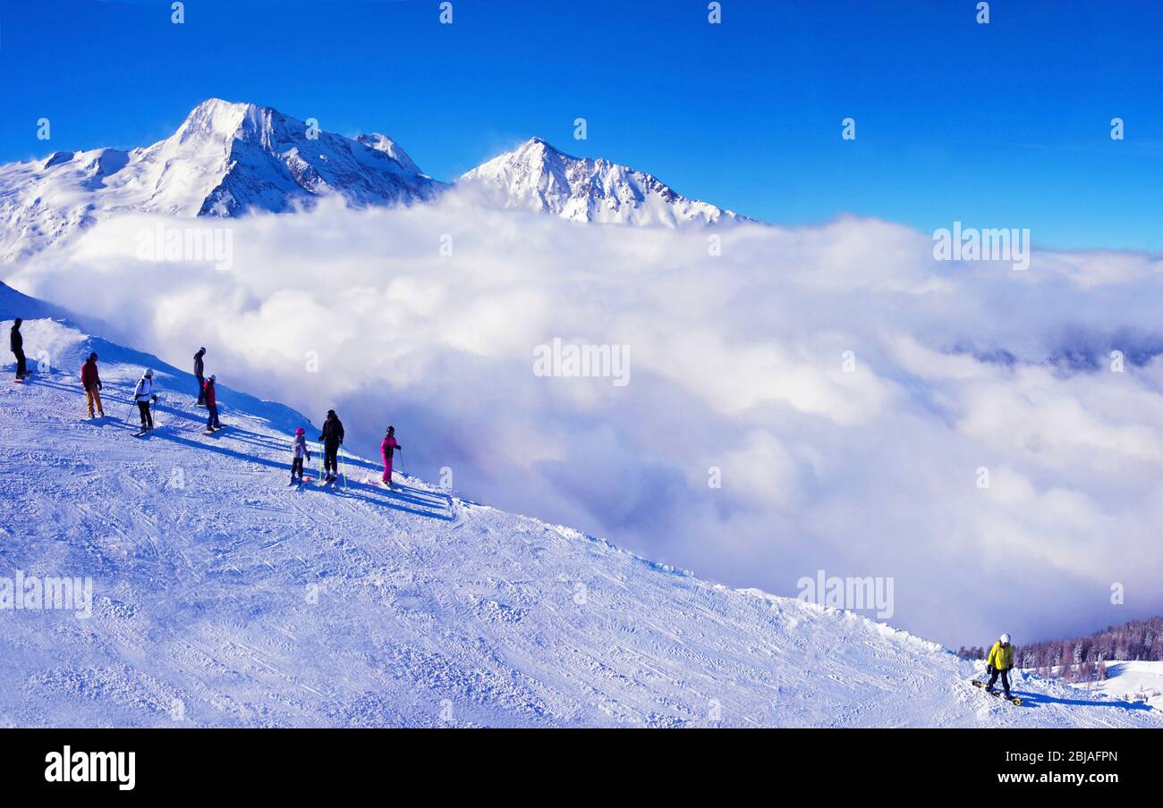 Ski auf der Piste im Skigebiet, auf der Rückseite der Berg namens Mont Pourri auf 3777 Metern Höhe, Frankreich, Savoie, Sainte Foy Tarentaise Stockfoto