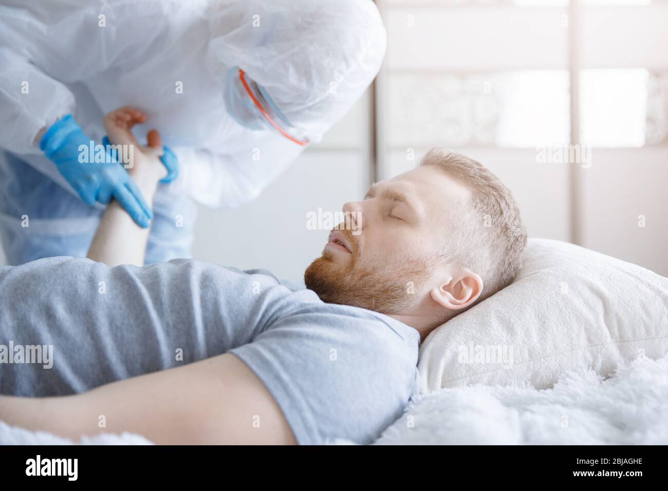 Coronavirus Quarantäne Zimmer Krankenhaus mit Virus Krankheit Kontrolle Experte. Arzt Biohazard machen Behandlung infizierten Patienten covid-19 Stockfoto