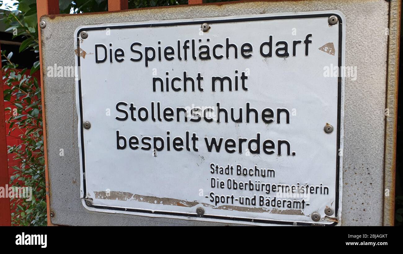 schild 'Spiele nicht mit Stollen' auf dem Sportplatz, Deutschland Stockfoto