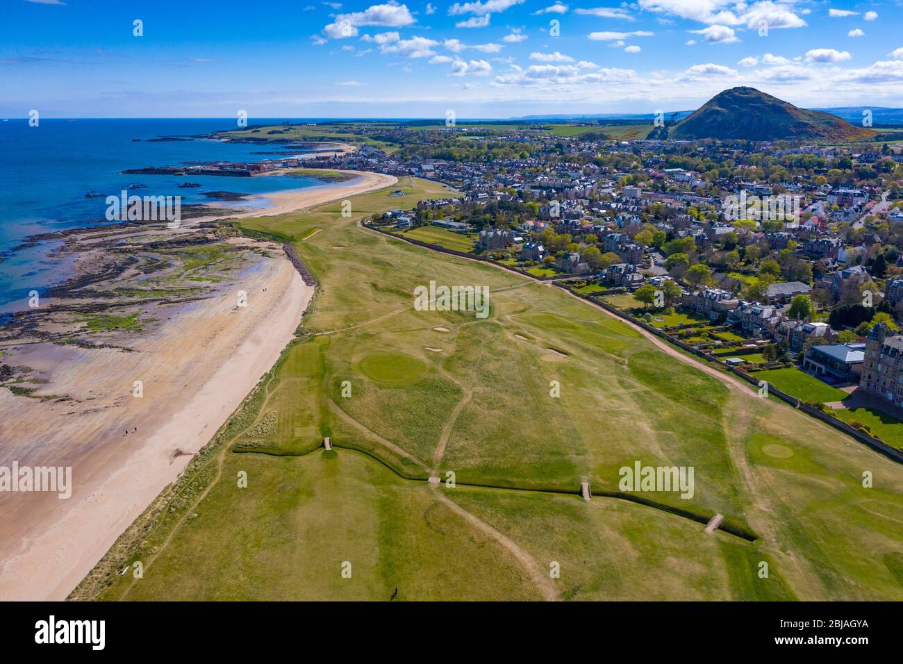 Luftaufnahme des North Berwick Beach und des North Berwick Golf Club, East Lothian, Schottland, Großbritannien Stockfoto