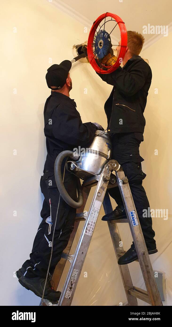 Schornsteinfeger, die das Rauchrohr reinigen, Deutschland Stockfoto