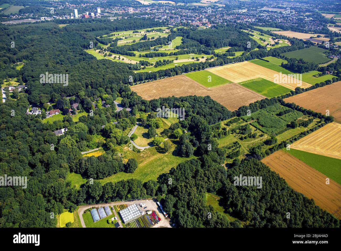 Felder und Park auf dem Buerschen Waldbogen auf dem Gelände des ehemaligen Kinderkrankenhauses an der Westerholter Straße in Gelsenkirchen, 19.07.2016, Luftbild, Deutschland, Nordrhein-Westfalen, Ruhrgebiet, Gelsenkirchen Stockfoto