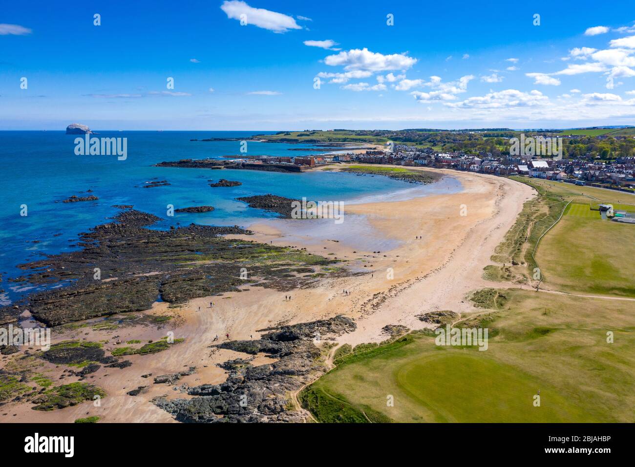 Luftaufnahme des North Berwick Beach und des North Berwick Golf Club, East Lothian, Schottland, Großbritannien Stockfoto