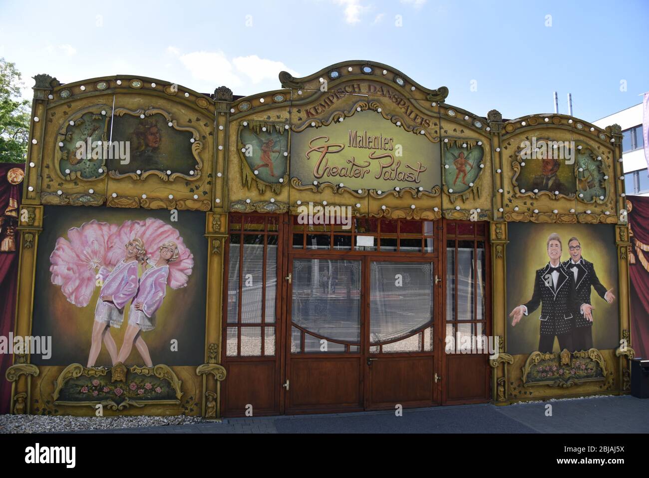 Bonn, Deutschland. April 2020. Der Eingang zum Malentes Theater Palace Credit: Horst Galuschka/dpa/Horst Galuschka dpa/Alamy Live News Stockfoto