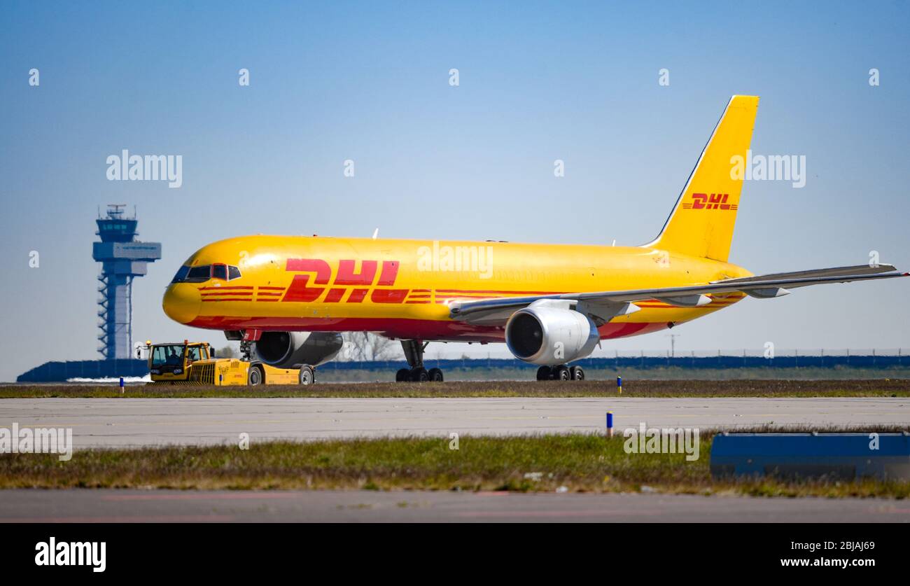 Schkeuditz, Deutschland. April 2020. Ein DHL-Frachtflugzeug landet am Flughafen Leipzig/Halle. Quelle: Hendrik Schmidt/dpa-Zentralbild/ZB/dpa/Alamy Live News Stockfoto