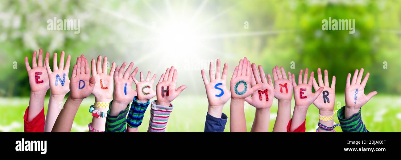 Kinderhände, Endlich Sommer Heißt Endlich Sommer, Graswiese Stockfoto