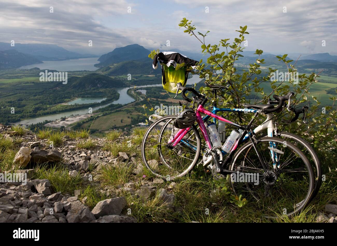 11.07.2012 Col De Grand Columbier, Frankreich. Tourenräder auf dem Col De Grand Columbier in den französischen Alpen. Stockfoto