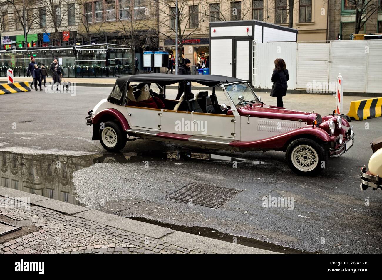 Prag, Tschechische Republik - 28. Dezember 2019: Ein altes und altes Luxusauto in den Straßen von Prag Stockfoto