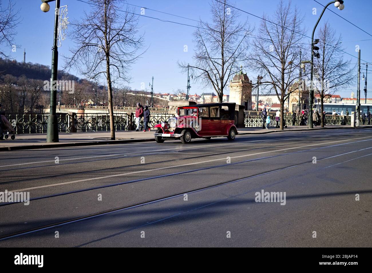Prag, Tschechische Republik - 28. Dezember 2019: Ein altes und altes Luxusauto in den Straßen von Prag Stockfoto