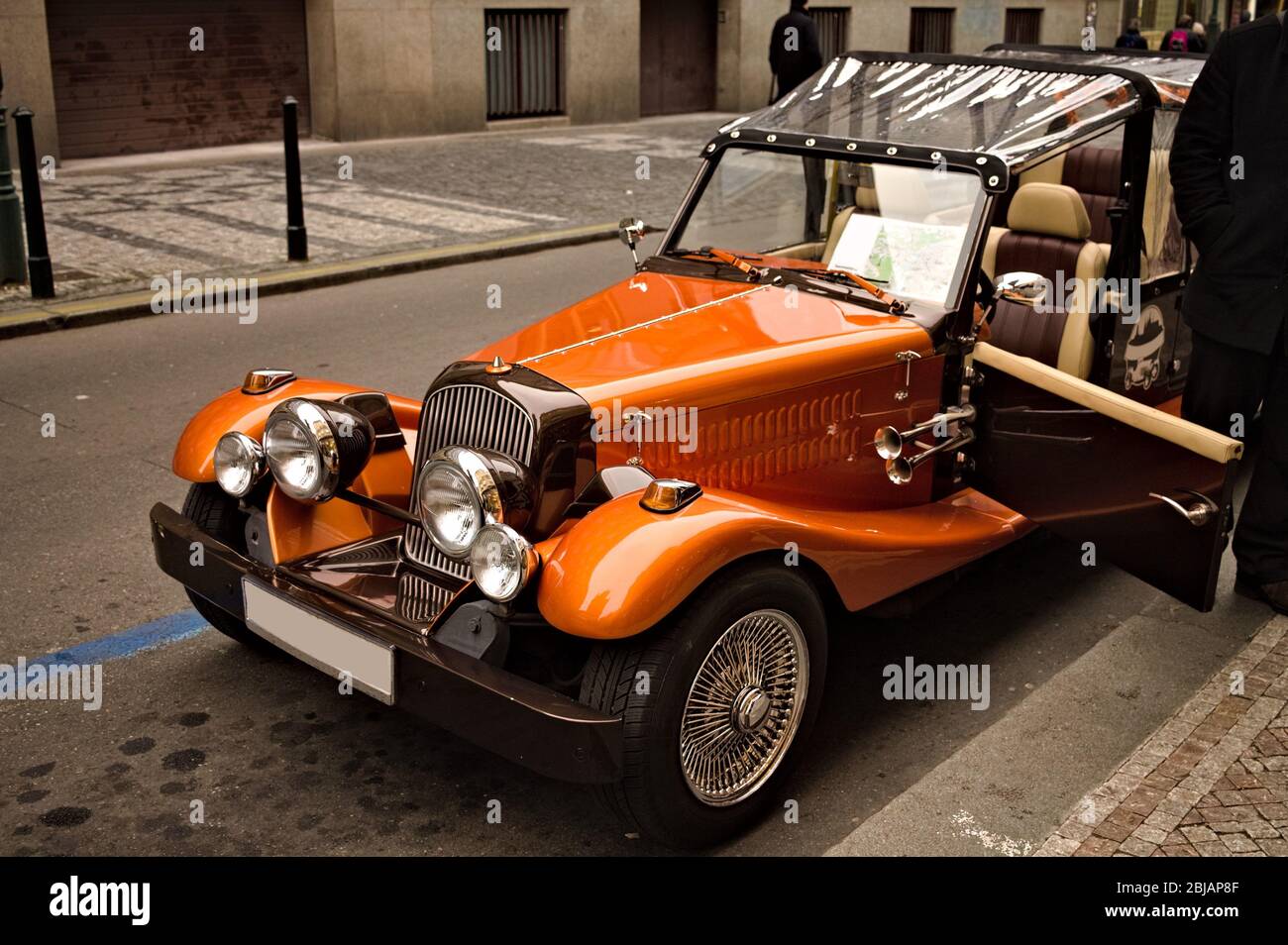 Prag, Tschechische Republik - 28. Dezember 2019: Ein altes und altes Luxusauto in den Straßen von Prag Stockfoto
