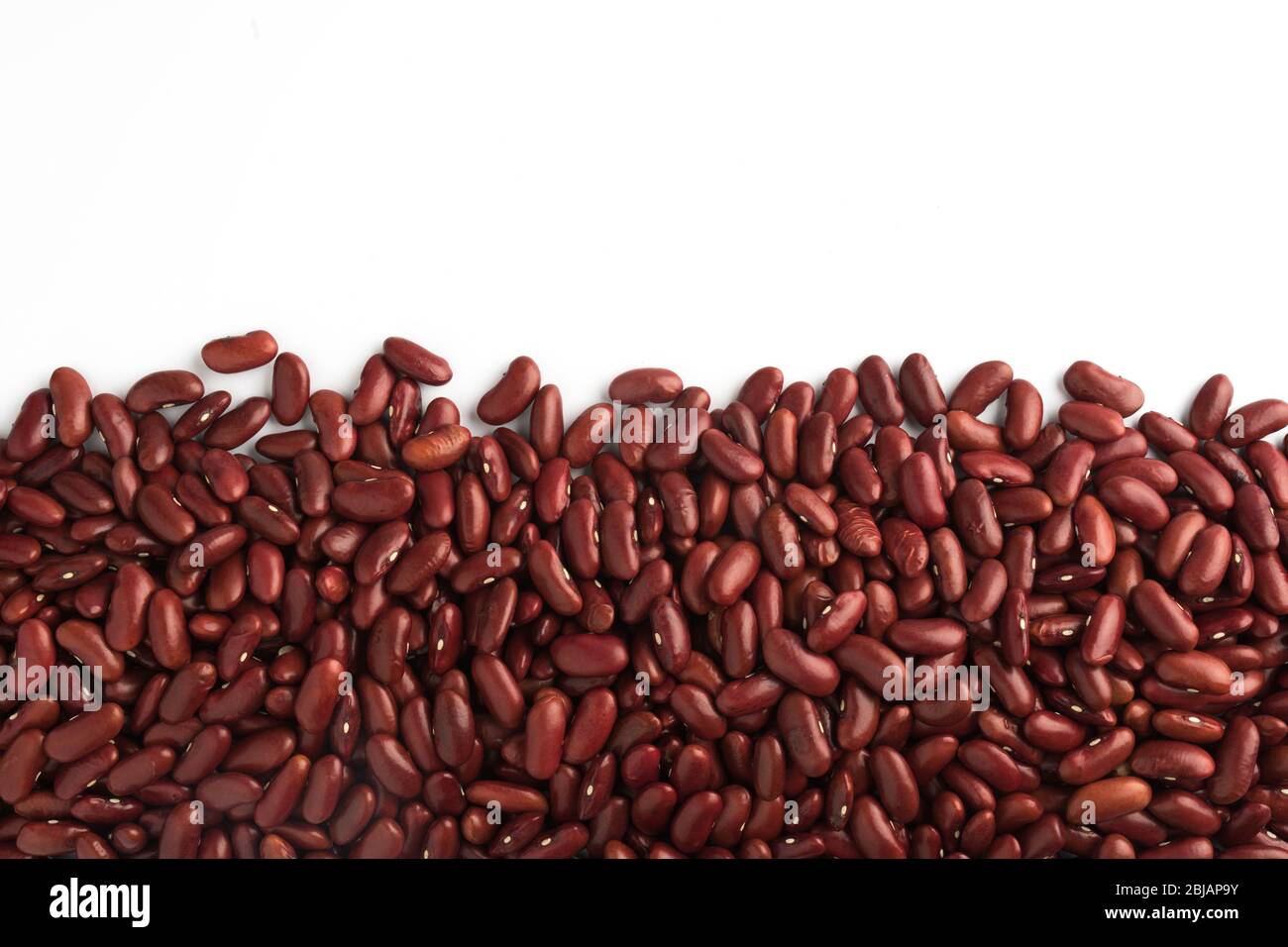 Rote Bohnen auf weißem Hintergrund Stockfoto