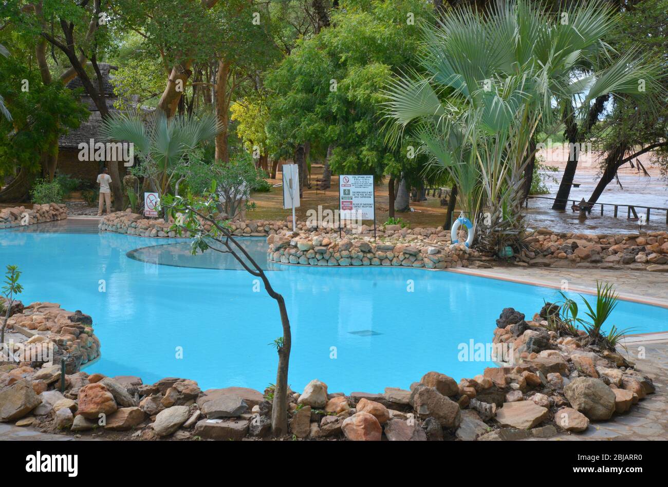 Kenia East AfricaBlu Schwimmbad in Sarova Shaba Game Lodge in der Nähe von Buffalo Springs, Kenia. Beachten Sie die Überschwemmung des Flusses Ewaso Nyiro Stockfoto