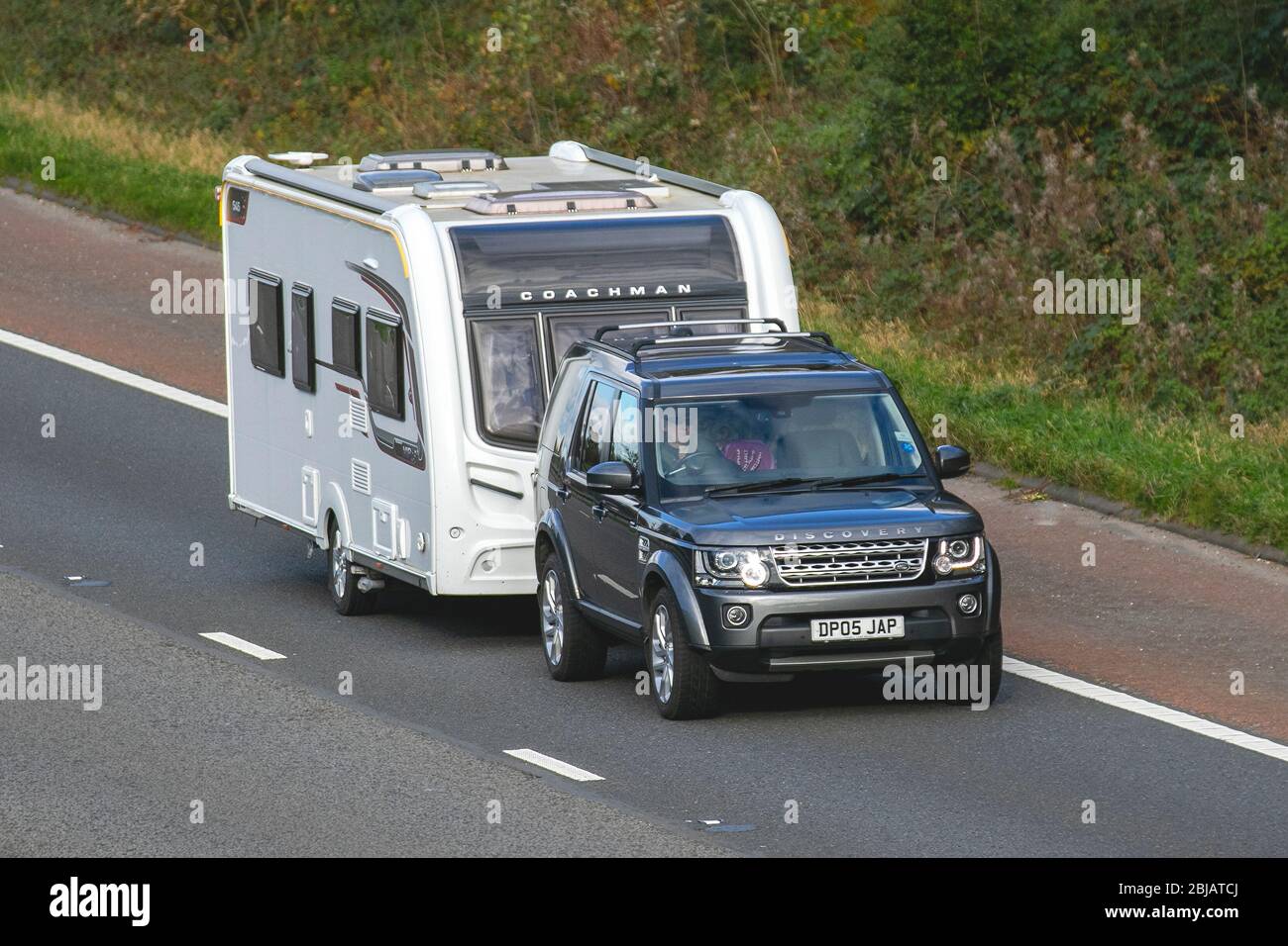 2015 grau Land Rover Discovery HSE SDV6 Auto; Abschleppen Coachman VIP Touring Caravans und Reisemobile, Wohnmobil, Wohnmobil, Freizeitfahrzeug, Familienurlaub, Caravanettenurlaub, Caravanurlaub, Leben auf der Straße, Stockfoto