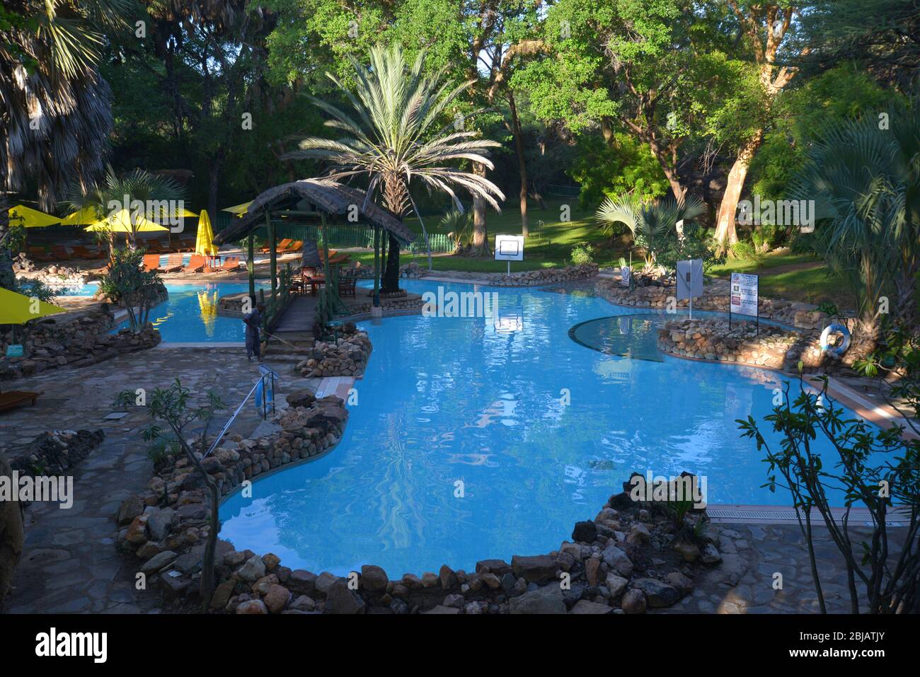 Kenia East AfricaBlu Schwimmbad in Sarova Shaba Game Lodge in der Nähe von Buffalo Springs, Kenia. Beachten Sie die Überschwemmung des Flusses Ewaso Nyiro Stockfoto