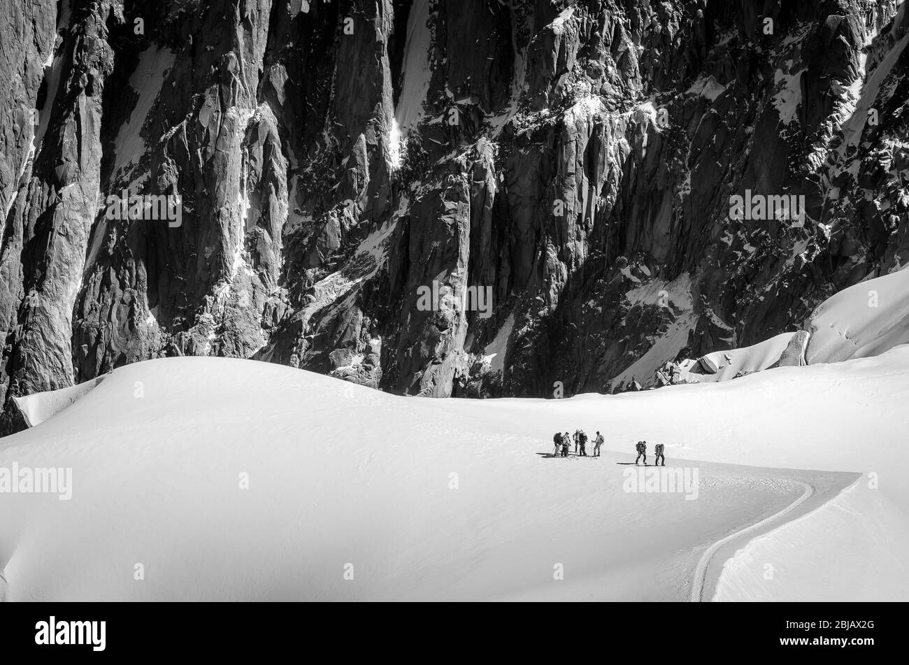 Wanderer auf einem schneebedeckten Berg in Frankreich. Stockfoto