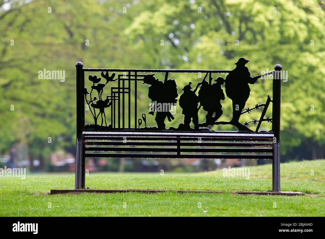 Denkmal für die Männer und Frauen, die in den beiden Weltkriegen ihr Leben verloren haben, Abington Park, Northampton, England, Großbritannien. Stockfoto