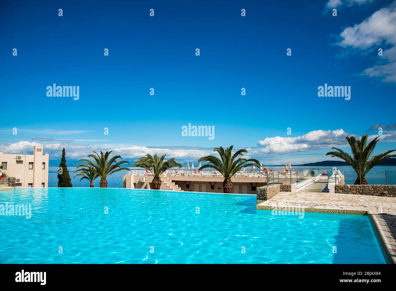 Infinity Pool in einem Hotelresort in Korfu. Stockfoto
