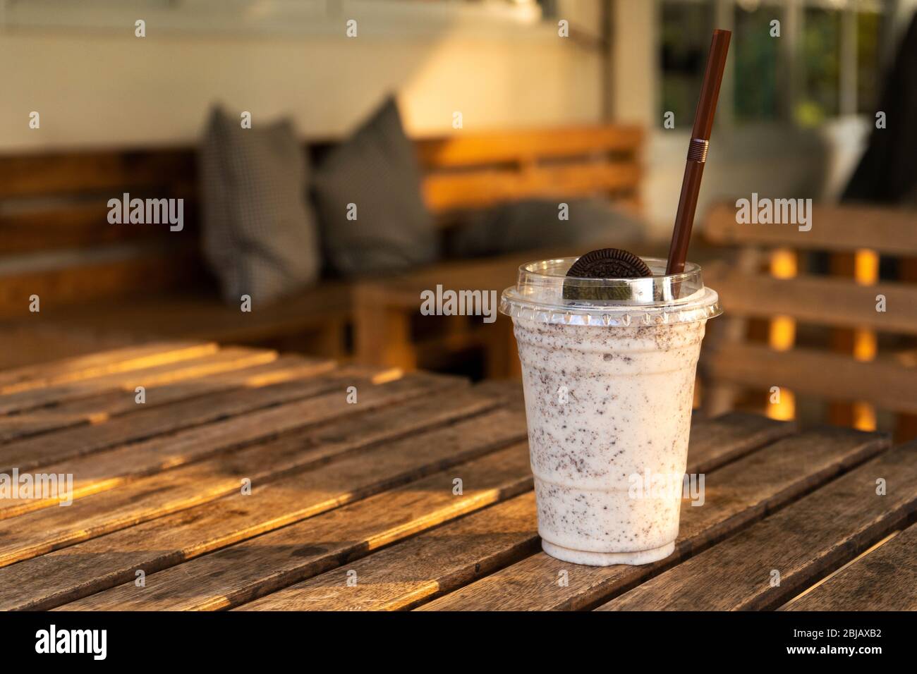 Milchshake mit Eiscreme und oreo-plätzchen. An einem heißen Tag kühl und erfrischend. Stockfoto
