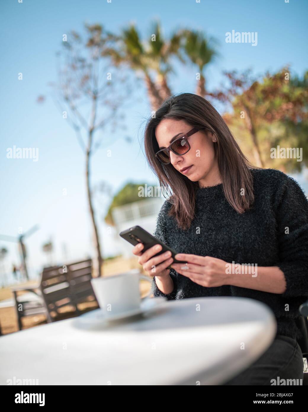 Antalya, TÜRKEI - 20. April 2020. Schöne junge Frau mit Zoom Videokonferenz Anruf über Smartphone. Anrufbesprechung Vergrößern. Während Covid-19 Coronavi Stockfoto