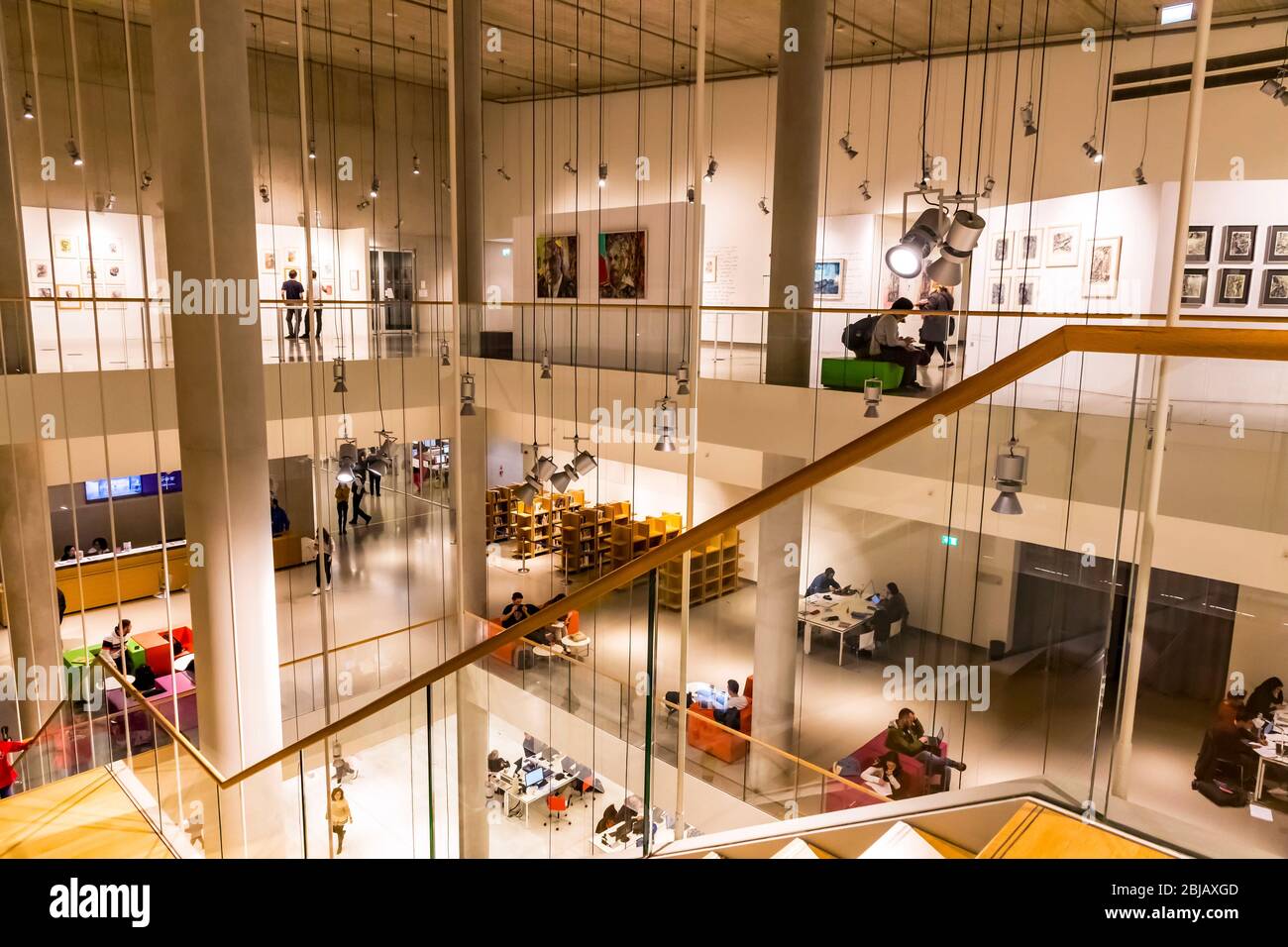 Athen, Griechenland - 15. Dezember 2019: Innenräume des neuen Gebäudes der Nationalbibliothek von Griechenland in Stavros Niarchos Foundation Cultural Center (SNFCC) Stockfoto
