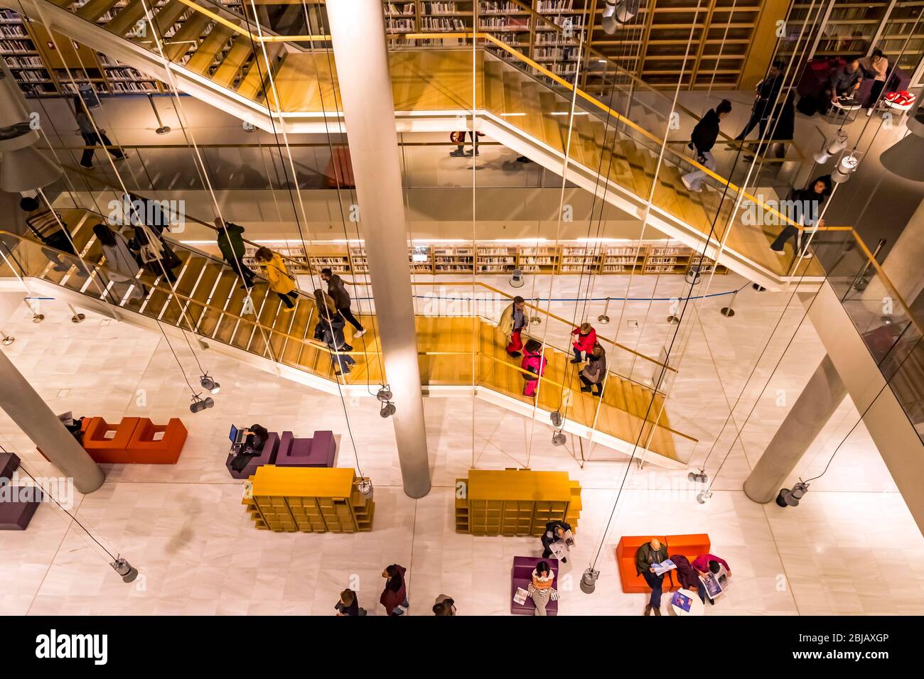 Athen, Griechenland - 15. Dezember 2019: Innenräume des neuen Gebäudes der Nationalbibliothek von Griechenland in Stavros Niarchos Foundation Cultural Center (SNFCC) Stockfoto