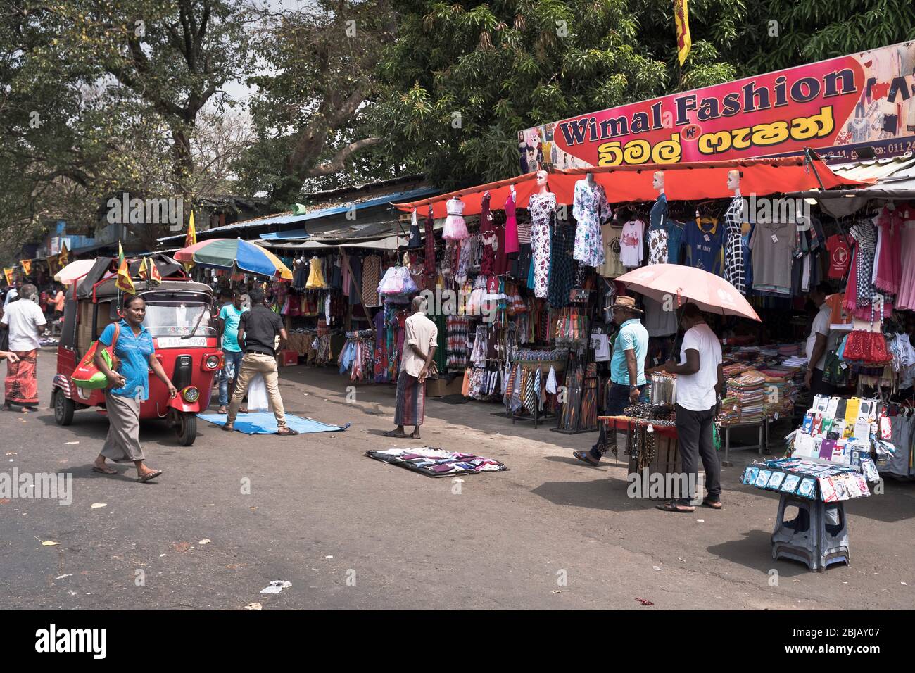 dh COLOMBO SRI LANKA Lokale Menschen in Markt-Shop Stände verkaufen Waren Street Shopping Stockfoto