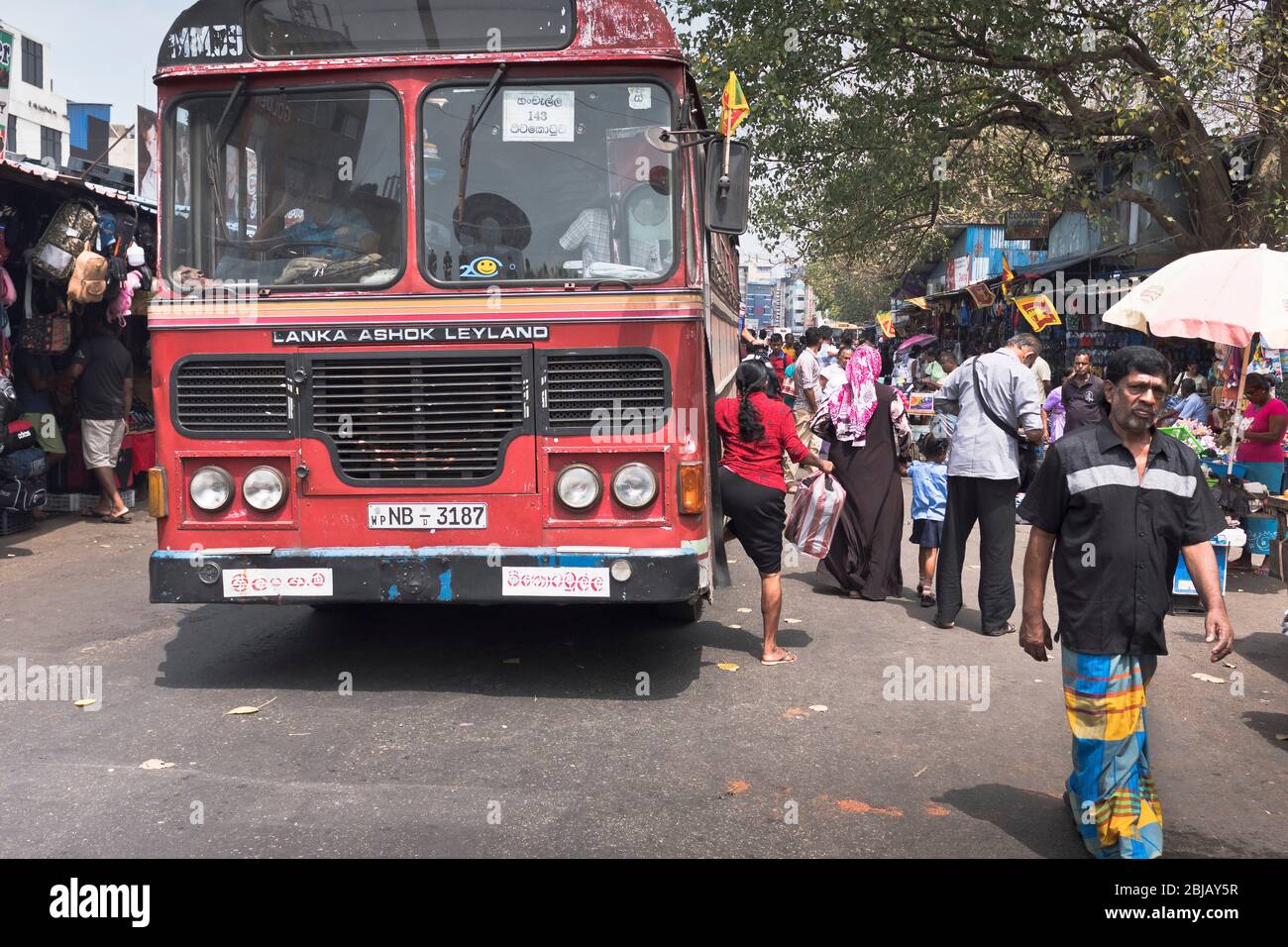 dh Lankan Ashok Leyland COLOMBO MARKT SRI LANKA ASIEN Lanka Rote öffentliche Verkehrsmittel Bord Busse lokalen Single Decker Bus asiatisch Reisen Stockfoto