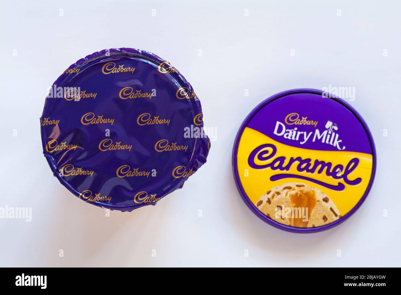 Cadbury Dairy Milk Caramel Karamell Eis und Cadbury Stücke mit einem samtig glatten Karamell Kern in der Wanne mit Deckel isoliert auf weißem Hintergrund entfernt Stockfoto