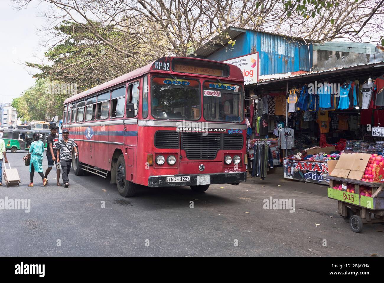 dh Lanka Ashok Leyland Bus COLOMBO MARKT SRI LANKA ASIEN Asiatischer Markt Öffentliche Verkehrsmittel Bord Rote Busse Single Decker lokalen Reisen Stockfoto