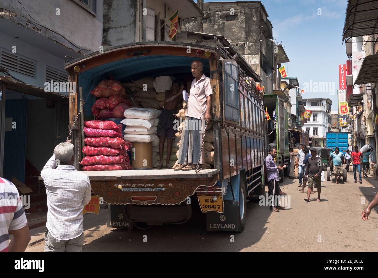 dh Spice Basar Straße COLOMBO MARKT SRI LANKA ASIEN liefern Gewürze Material zu Geschäften sri lanka Menschen Lieferung Stockfoto