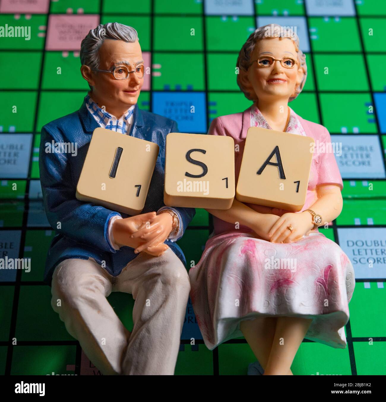 Rentner-Figuren halten die Buchstaben ISA Stockfoto