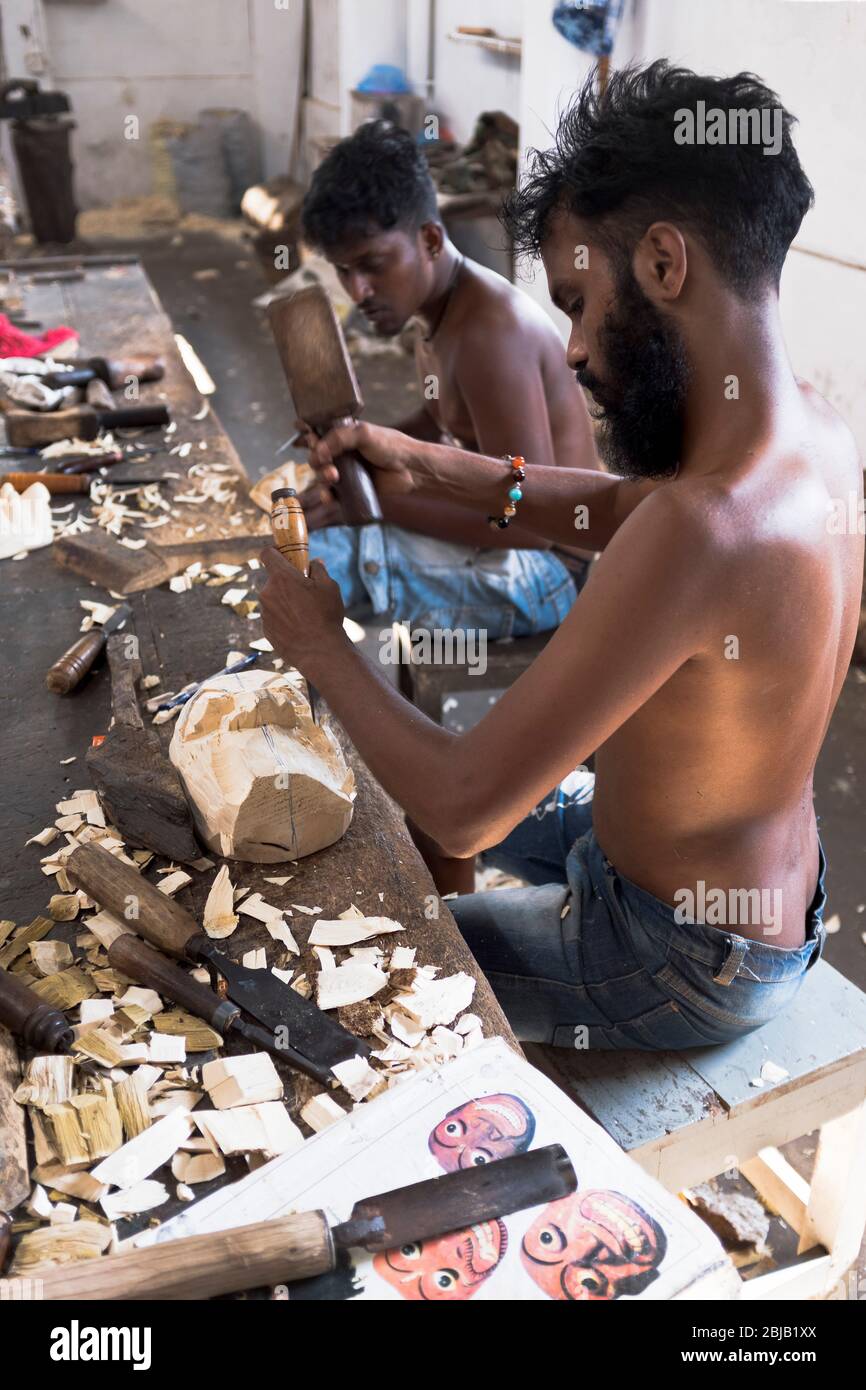 dh Ariyapala Maske Museum AMBALANGODA SRI LANKA Sri Lanka Sri Lanka Arbeiter Bildhauer bei der Arbeit Schnitzerei Holz traditionelle Masken in der Werkstatt Stockfoto