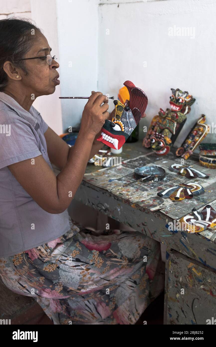 dh Ariyapala Maske Museum AMBALANGODA SRI LANKA Sri Lanka Frau Arbeiter Malerei traditionelle Masken in Workshop asiatische Kultur Stockfoto