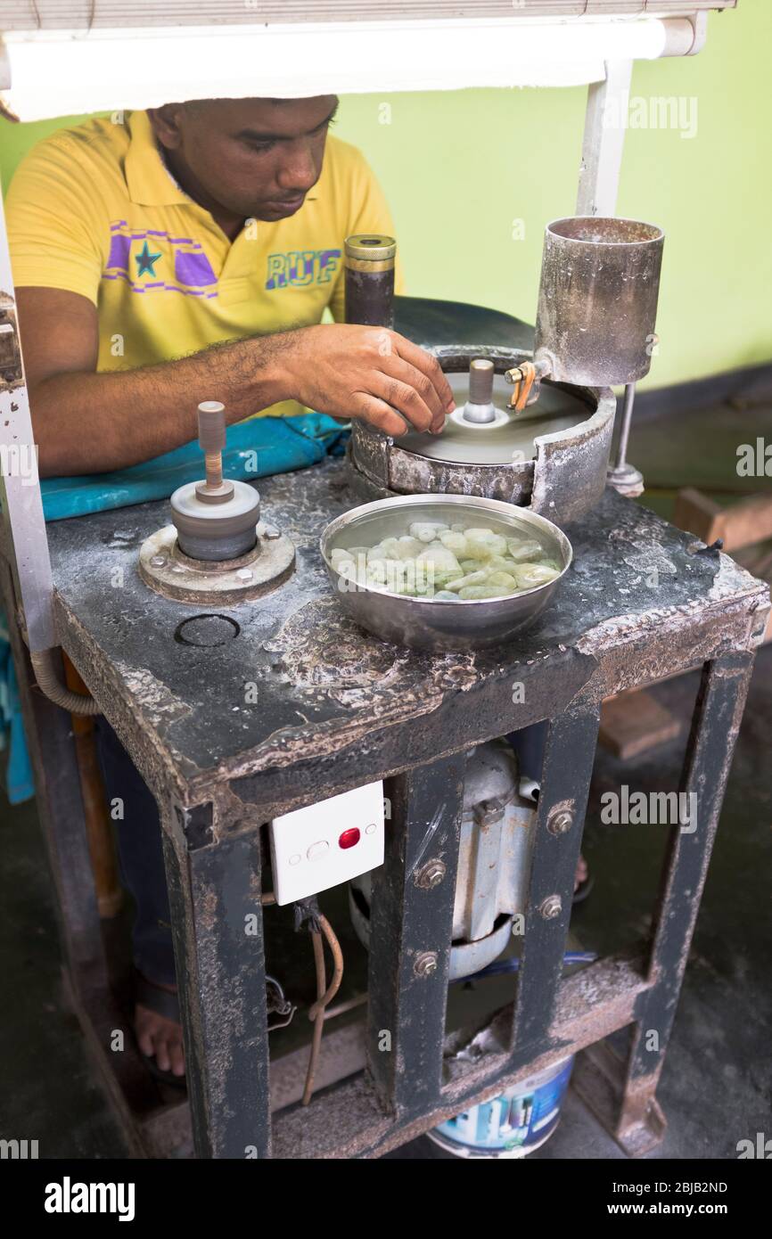 dh Mondstein Minen Asien AMBALANGODA SRI LANKA Edelstein Sri Lanka Arbeiter Polieren rohe Mondsteine Edelsteine Bergbau Edelstein asiatisch Stockfoto
