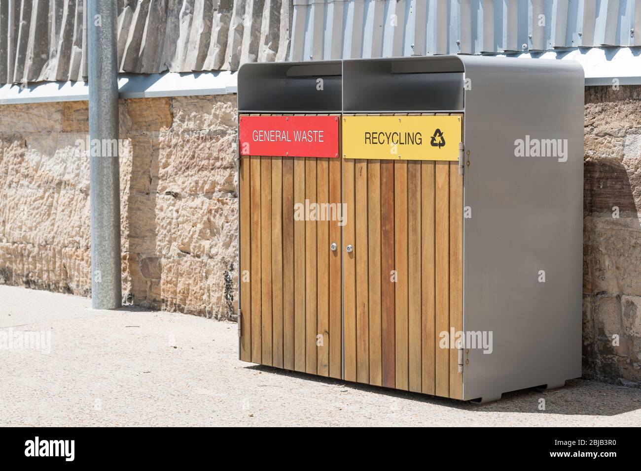Moderne, gut gestaltete, tiersichere Mülltonnen und Recycling-Behälter vor Ort im neu renovierten Sub Base Platypus Park in Sydney, Australien Stockfoto