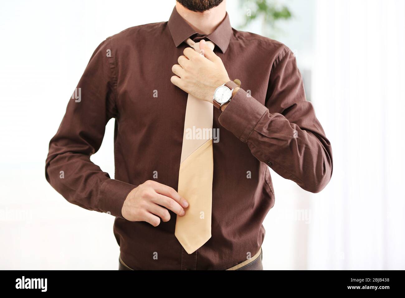 Mann Anpassung Lederband im Büro Stockfoto