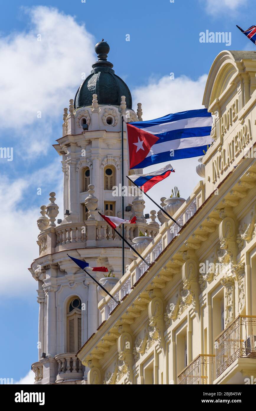 HAVANNA, KUBA. Das Dach des Großen Theaters von Havanna oben neben einer Flagge winkend auf dem nahe gelegenen Hotel Inglaterra. Stockfoto