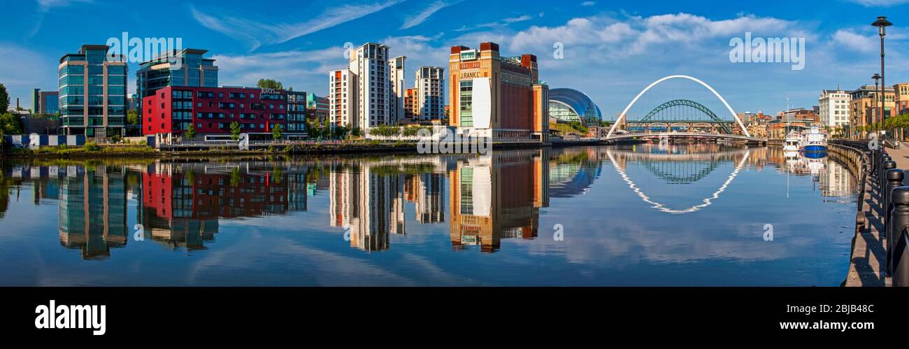 Panoramablick tagsüber auf Newcastle & Gateshead Kai & River Tyne, Newcastle upon Tyne, Tyne and Wear, England, Großbritannien Stockfoto